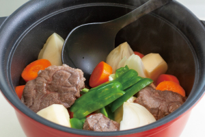 牛肉の表面に焼き色がついたら野菜を加えて、炒め合わせる。